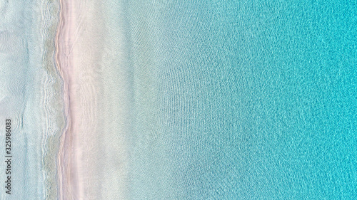 weißer Sand und türkisfarbenes Meer - Strand von oben
