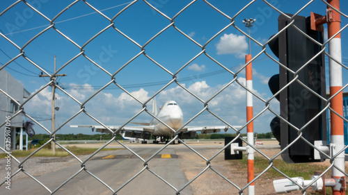 Canvas-taulu The metal fence prevented unauthorized persons from entering the airport area