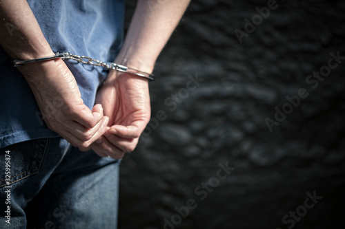 Papier peint Criminal in handcuffs