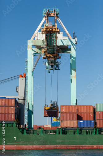 Obraz na płótnie Valencia port cargo crane w salonie