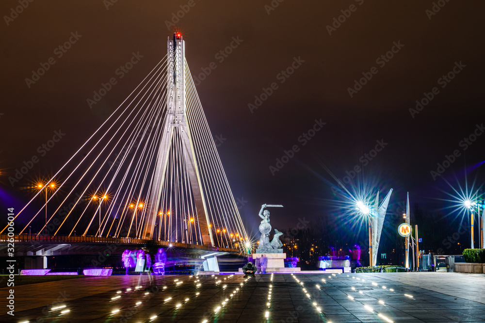 Pomnik Warszawskiej Syrenki na tle mostu Świętokrzyskiego - obrazy, fototapety, plakaty 