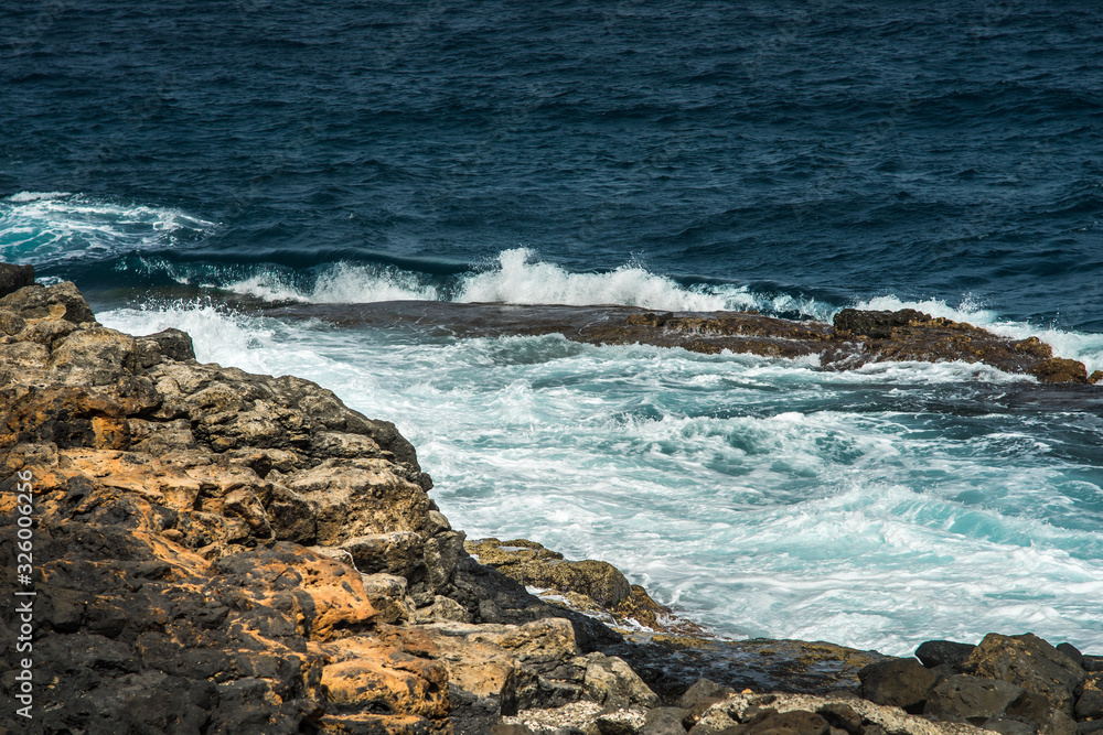 Fale rozbijają się o brzeg Fuertaventura