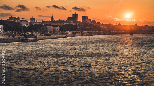 panorama Warszawy nad rzeką Wisłą #326007672