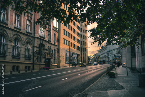 Warszawska ulica o zachodzie słońca #326008036
