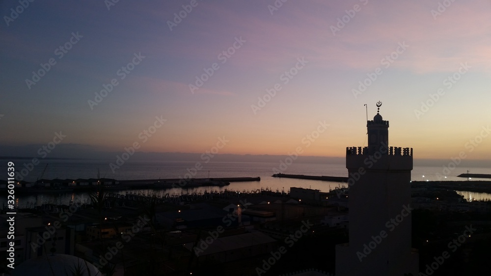 Vue imprenable sur le coucher de soleil sur le port de pêche d'Agadir au Maroc