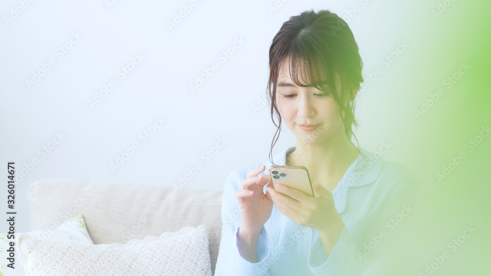 飲み物を飲む女性