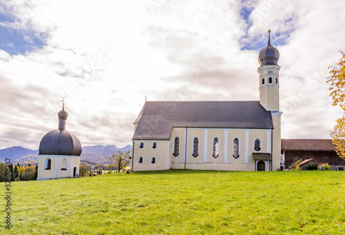 Die Wallfahrtskirche Wilparting steht in der Landschaft der Chiemgauer Alpen in Bayern in Deutschland. photo