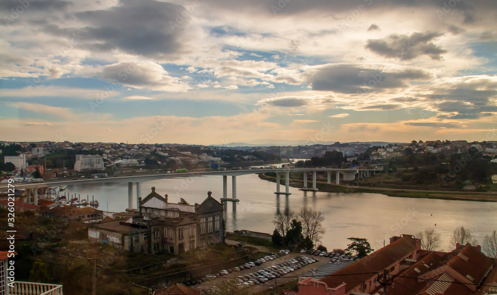 Puente Freixo entre las ciudades de Oporto y Vila Nova de Gaia en Portugal.