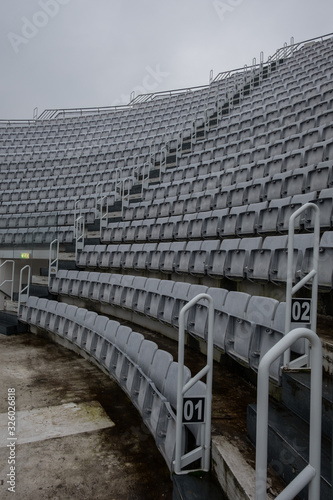 sedie in uno stadio