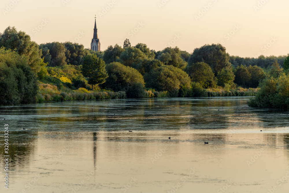 Ταπετσαρία Église Saint-Martin de Bousbecq sous le soleil du soir le long de la Lys à la frontière française à Wervik
