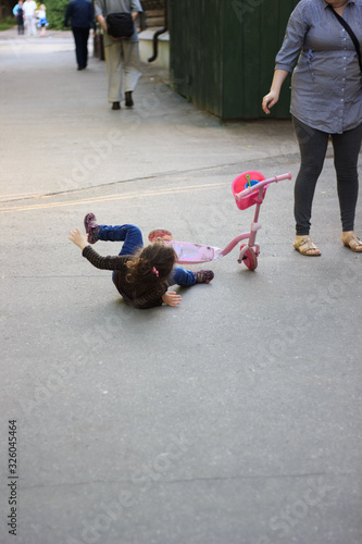 Street accident - kid girl ...