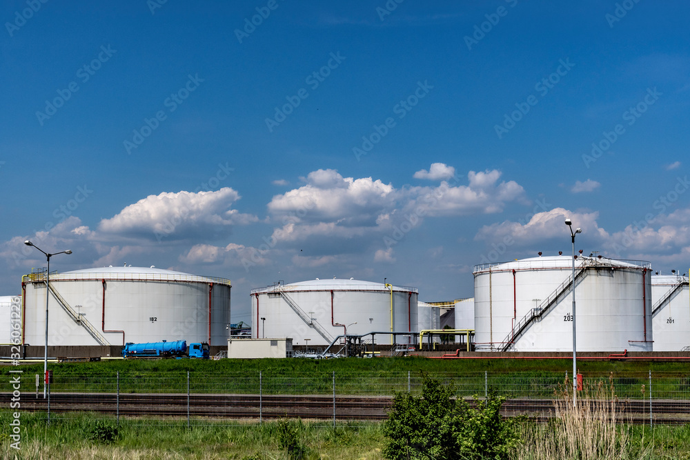 Industrieanlage mit Silos oder Tanks im Hafen von Hamburg Industrieanlage mit Silos oder Tanks im Hafen von Hamburg