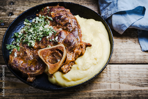 Canvastavla Osso buco with gremolata served with polenta