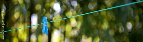Fototapeta Pince à linge sur un fil en extérieur - nature étendoir