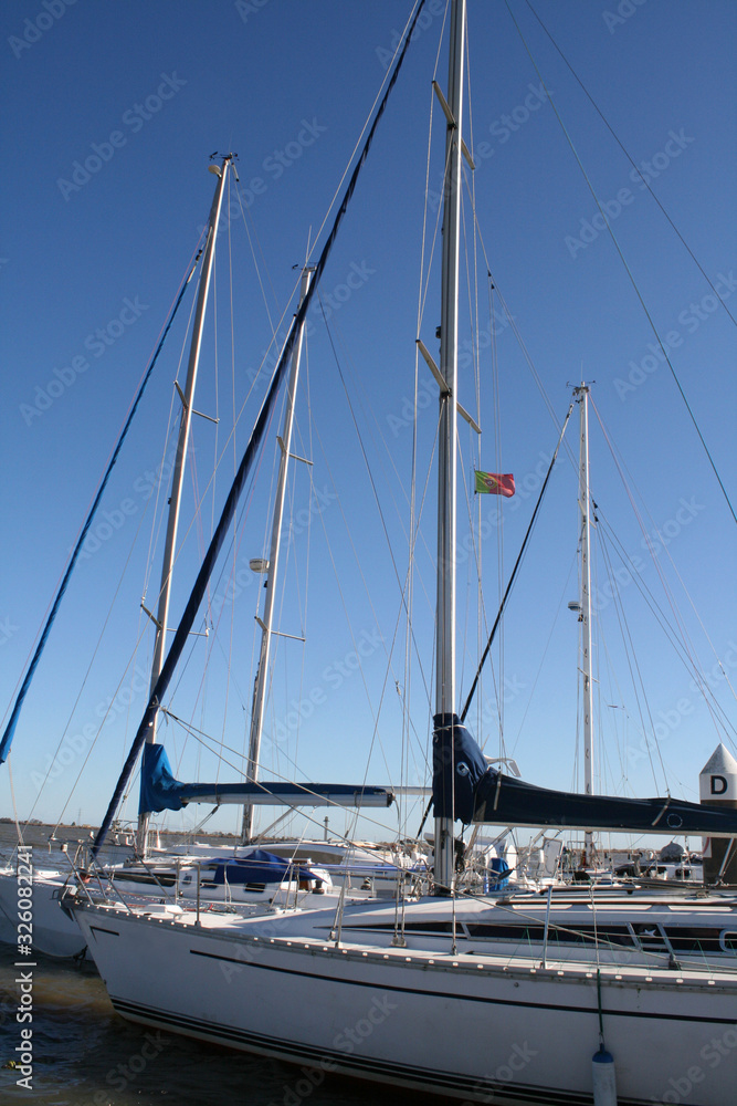 Obraz premium Yacht on the Tagus River with the Portuguese flag