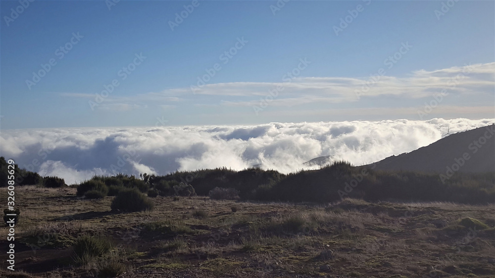 Madère, mer de nuage sur le sud du plateau Paul da Serra