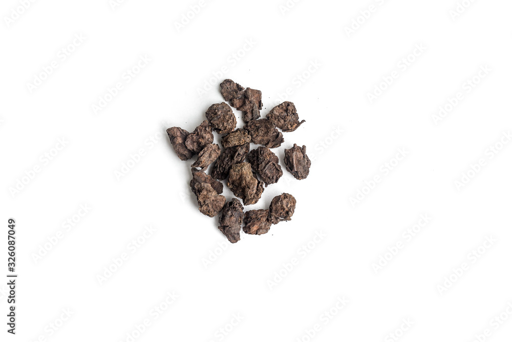 Obraz premium different sorts of black or green tea in bulk on a white background close-up isolated