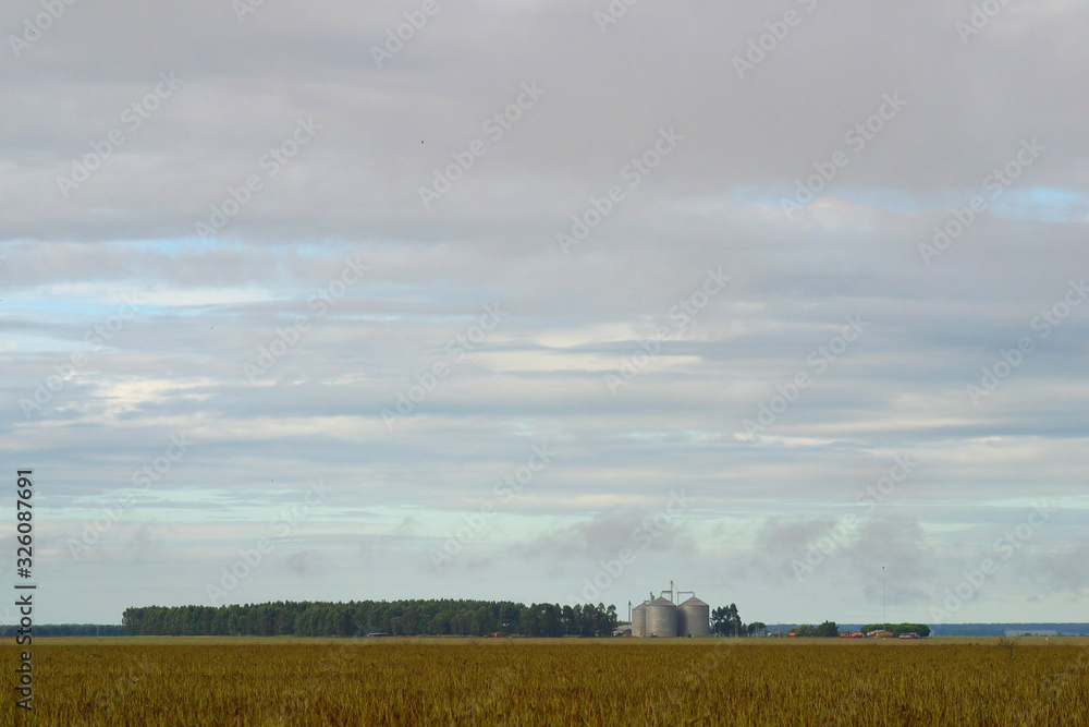 Fototapeta premium vistas panorâmica de uma fazenda e seus cilos