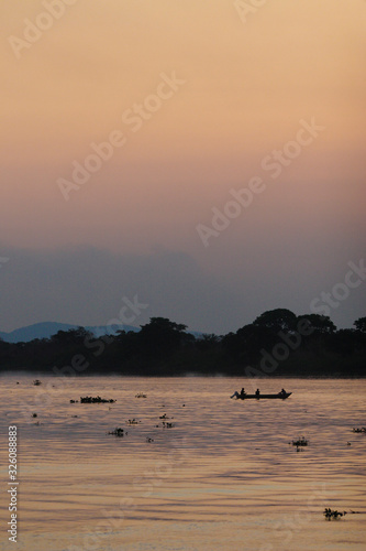 pescadores no rio Paraguai em Corumbá, Mato Grosso do Sul, Brasil
