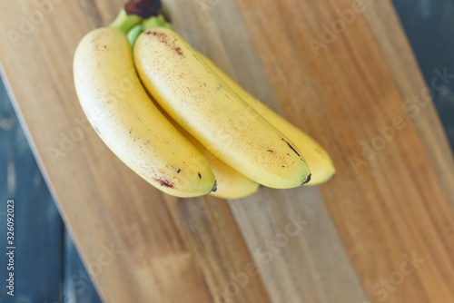 Bananen auf einem Küchenbrett