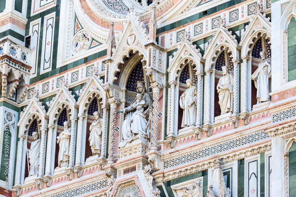 Statues and decoration on the wall to Cattedrale di Santa Maria del Fiore in Florence
