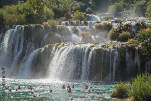 riesiger Wasserfall im Wald