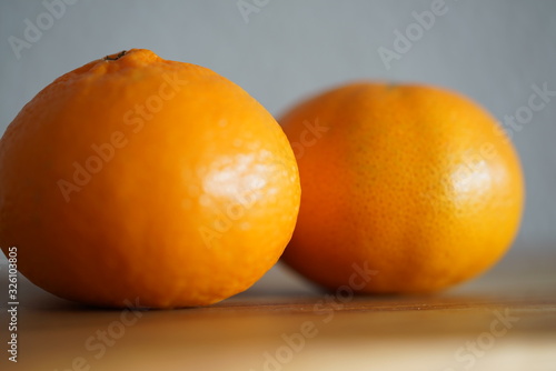 Mandarinen auf einem K  chenbrett
