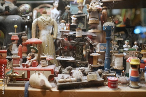Diverse vintage collectibles, rummage with sewing topic like thimble, sewing machine and spool knitter