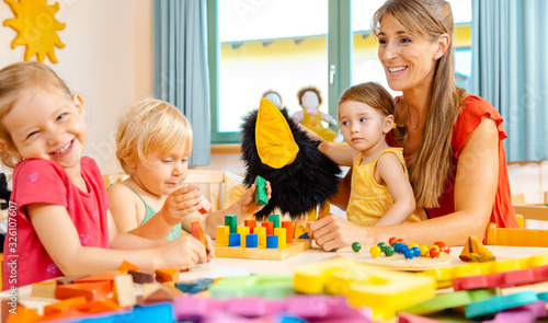 Quadro su tela Kindergartener woman with children