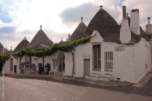 villaggio con tetto a forma di cono case Alberobello Puglia Italia