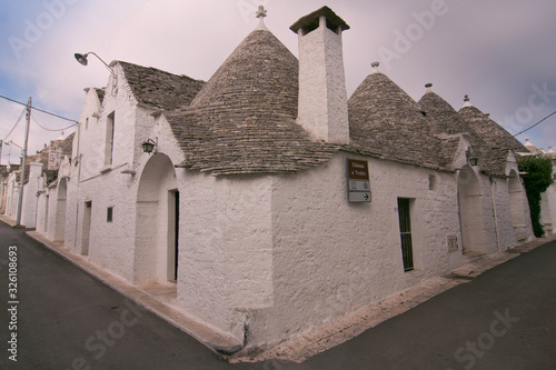 villaggio con tetto a forma di cono case Alberobello Puglia Italia
