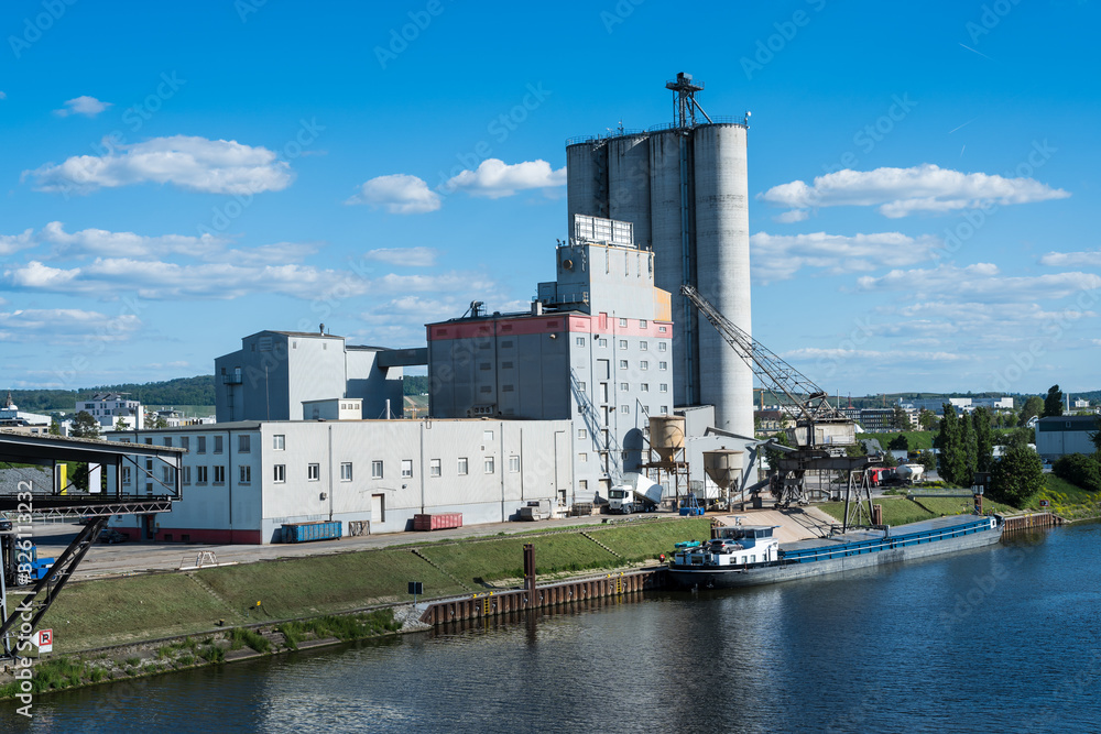 Naklejka premium Industriegebäude mit Silotürmen in Heilbronn