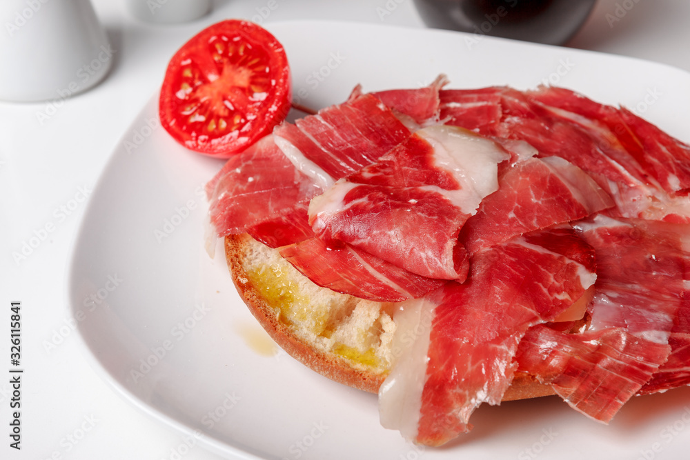 Obraz premium Succulent sandwich with Iberian ham and tomato