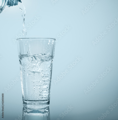 trinkwasser im wasserglas