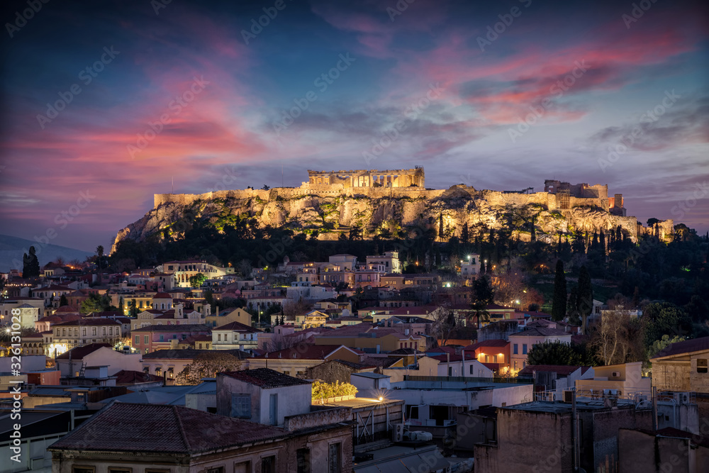 Blick über die Dächer der Altstadt von Athen zum Parthenon Tempel auf der Akropolis am Abend nach Sonnenuntergang, Griechenland