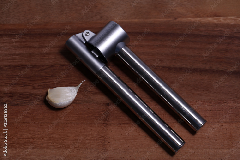 Knoblauch mit einer Knoblauchpresse Knoblauch mit einer Knoblauchpresse