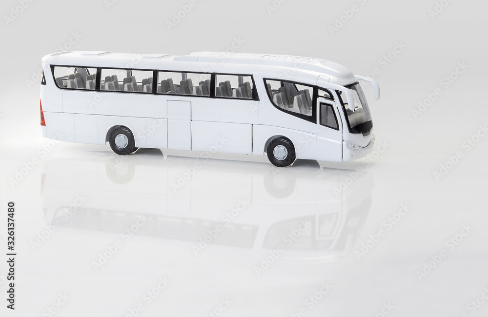 autobús de juguete sobre fondo blanco con reflejo Stock Photo