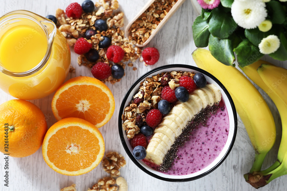 gesundes frühstück mit obst orangensaft und einer früchstücks-bowl gesundes frühstück mit obst orangensaft und einer früchstücks-bowl
