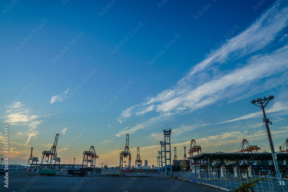 Fototapeta premium 横浜港のクレーン群と夕景