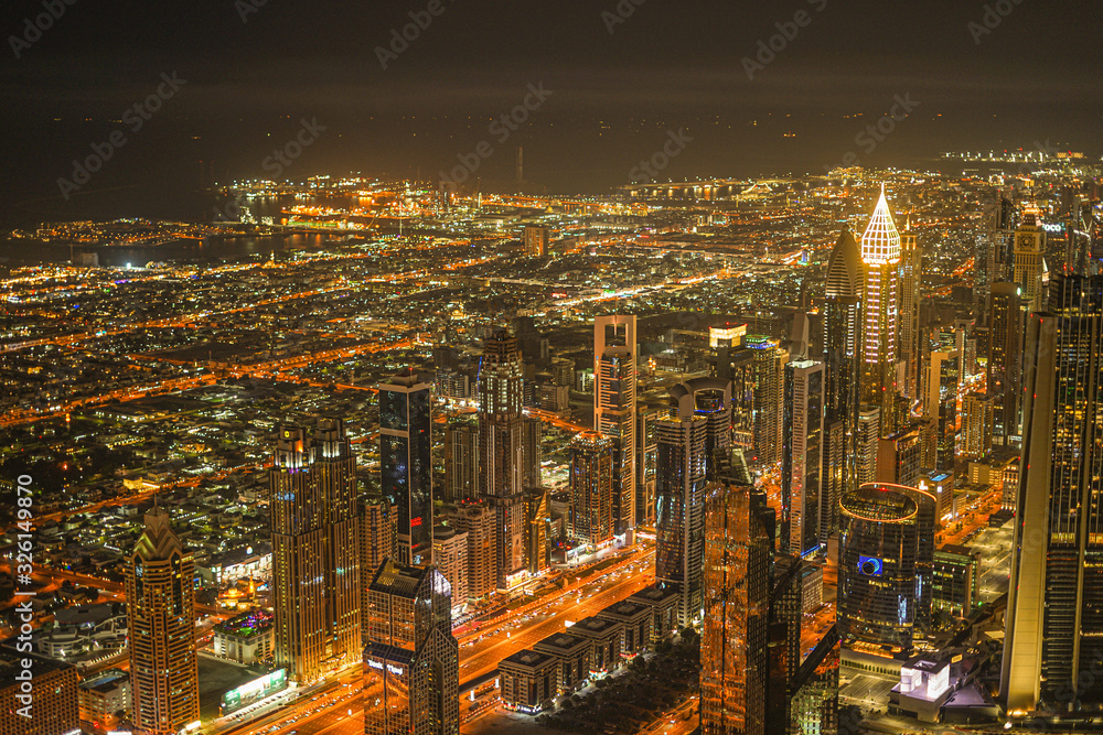 Fototapeta premium Nocny widok na Dubaj widziany z obserwatorium Burj Harifa