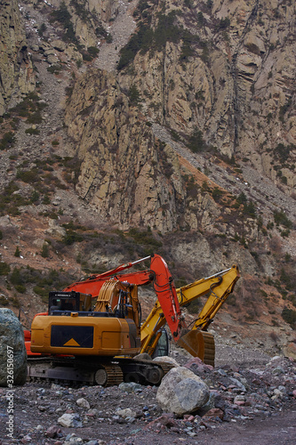 Fotografía Two excavators digging ground together