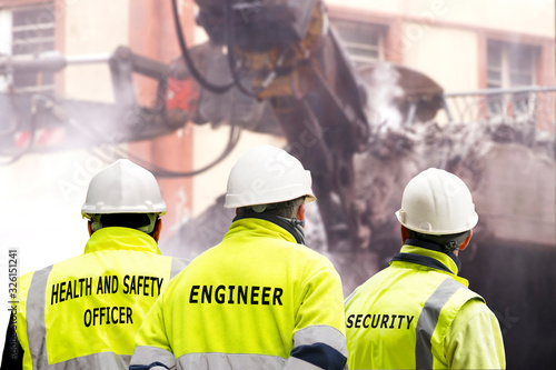 Φωτογραφία engineer , health and safety officer and security working  in construction site