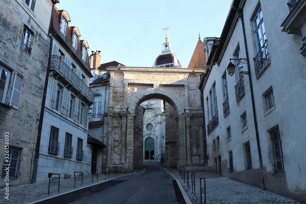 Fototapeta premium La porte noire à Besançon - arc de triomphe gallo romain du 2 ème siècle - Ville de Besançon - département du Doubs - Région Bourgogne Franche Comté - France