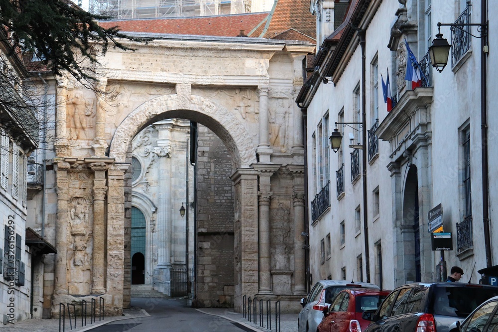 La porte noire à Besançon - arc de triomphe gallo romain du 2 ème siècle  - Ville de Besançon - département du Doubs - Région Bourgogne Franche Comté - France