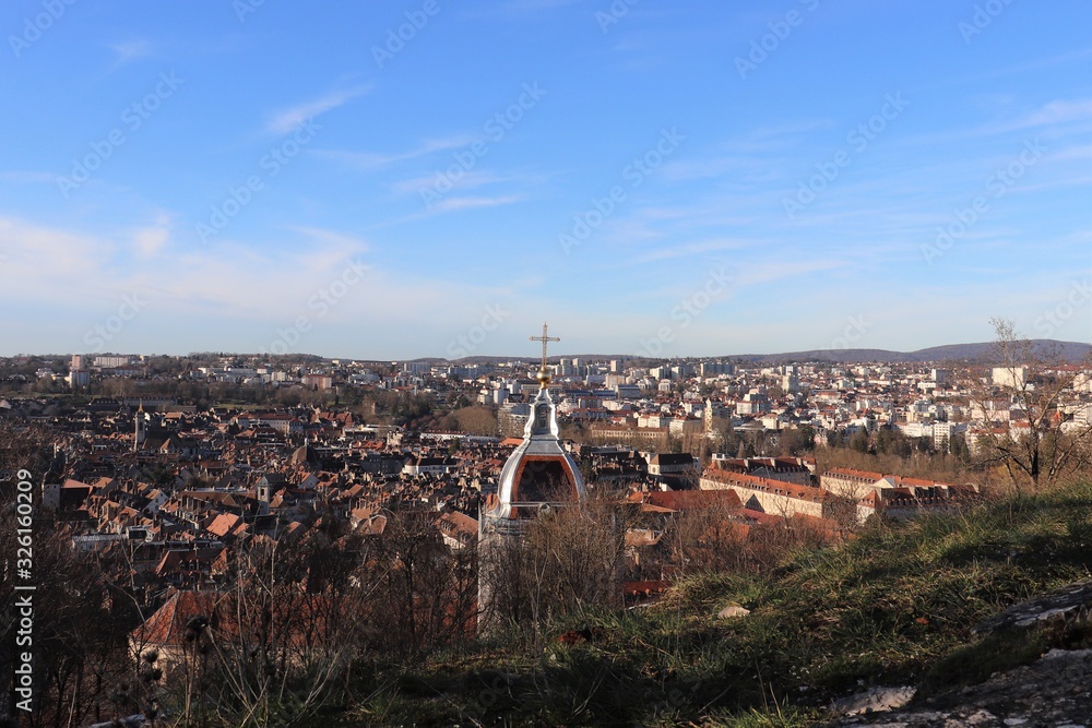 Vue sur les toîts de la ville de Besançon  - Ville de Besançon - département du Doubs - Région Bourgogne Franche Comté - France