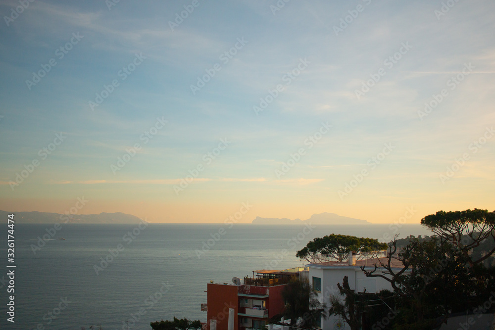 Isla de Capri vista desde Nápoles Italia 
