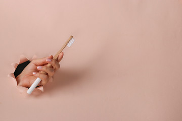 Leinwandbilder Nagelstudio Holzzahnbürste im Zero-Waste-Konzept  © Anzhela