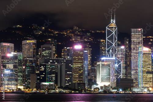ビクトリア・ハーバーから見える香港の夜景 © kanzilyou