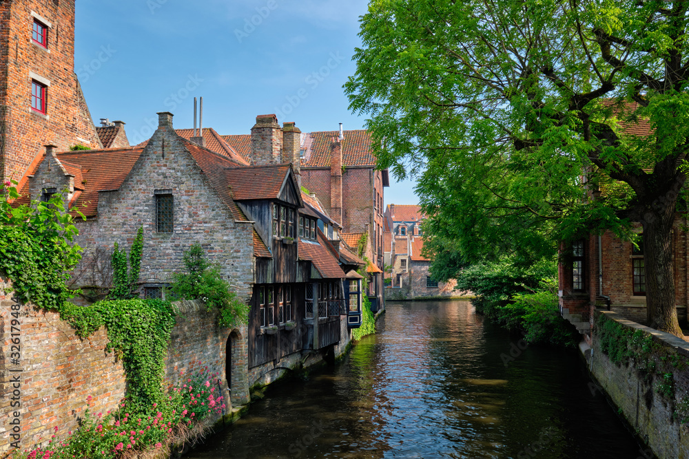 Obraz premium Canal with old houses in Bruge, Beligum