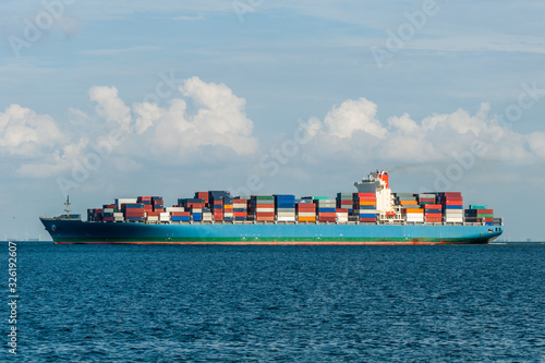 Containerschiff  vor Cuxhaven